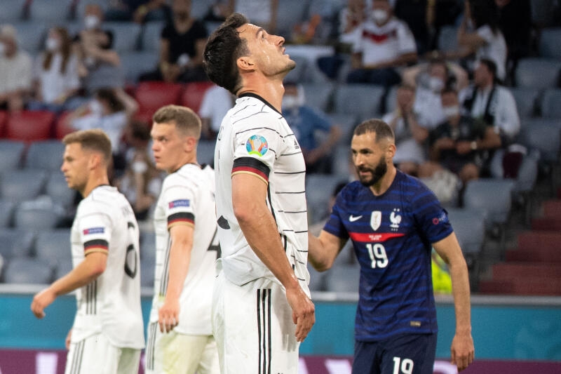 <p>Mats Hummels steht nach seinem Eigentor auf dem Platz.</p>