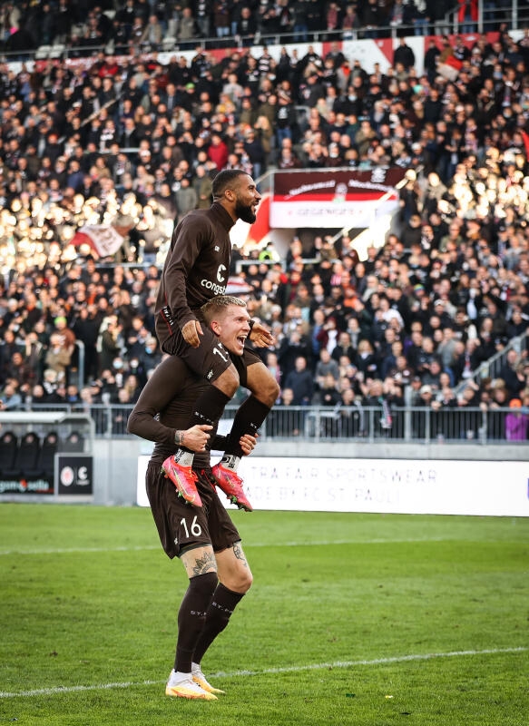 <p>FC St. Pauli - Hansa Rostock im Millerntor-Stadion. St. Paulis Simon Makienok (unten) und Daniel-Kofi Kyereh feiern nach dem Spiel ihren Sieg. </p>
