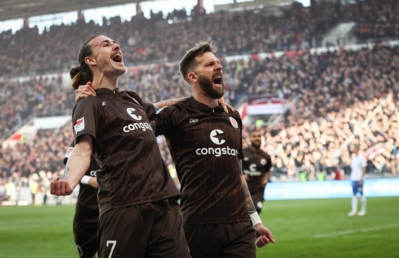 <p>FC St. Pauli - Hansa Rostock im Millerntor-Stadion. St. Paulis Guido Burgstaller (r) und Jackson Irvine feiern Burgstallers Tor zum 3:0. Das Tor wurde später jedoch annulliert! </p>