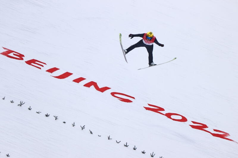<p>Ski nordisch/Kombination: Olympia, Springen, Einzel, Normalschanze/10 km, Herren, Sprung, Zhangjiakou National Ski Jumping Centre. Vinzenz Geiger aus Deutschland in Aktion.</p>